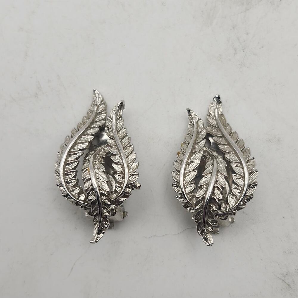Vintage Silver Tone Leaf Clip On Earrings Textured Fern Swirl Botanical Retro